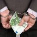 Un soi de cămătar din Vicovu de Sus, în vârstă de 61 de ani, a fost reținut 24 de ore pentru că a șantajat o familie. Individul a împrumutat victimelor 4.000 de euro și 7.300 de dolari și voia să-i jupoaie de 120.000 de euro sau de imobilul în care locuiesc