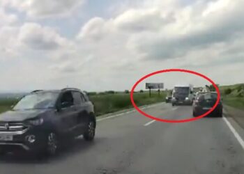 VIDEO Polițiștii suceveni l-au lăsat fără permis de conducere, pentru 60 de zile, pe un șofer, după apariția unei filmări în care se observă cum acesta era cât pe ce să producă o tragedie