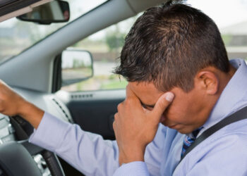 Doi tineri din Capu Câmpului au ajuns în arest după o seară de pomină. Beat, drogat și fără permis, un tătic a fost tras pe dreapta în timp ce își plimba fiul de 4 ani cu mașina. După ce polițiștii l-au dus pe bărbat la spital, prietenul acestuia, beat și el, a furat mașina și a izbit-o într-un gard