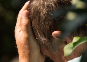 Un bărbat din Rădășeni a fost agresat de către fiica sa și soțul acesteia. Cei doi veniseră să-și petreacă concediul la domiciliul victimei