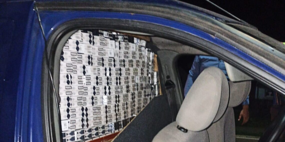 FOTO Un tânăr de 24 de ani, din Straja, a ajuns în arestul IPJ Suceava, după ce a fost prins tras pe dreapta de polițiști. Acesta avea mașina burdușită cu aproape 5.000 de pachete cu țigări de contrabandă