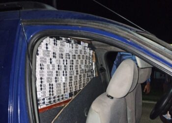 FOTO Un tânăr de 24 de ani, din Straja, a ajuns în arestul IPJ Suceava, după ce a fost prins tras pe dreapta de polițiști. Acesta avea mașina burdușită cu aproape 5.000 de pachete cu țigări de contrabandă