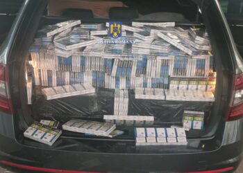 FOTO Doi bărbați care au fugit de polițiști pe șoseaua de centură a Sucevei au fost reținuți pentru 24 de ore. Aceștia aveau mașina burdușită cu peste 11.500 pachete cu țigări de contrabandă
