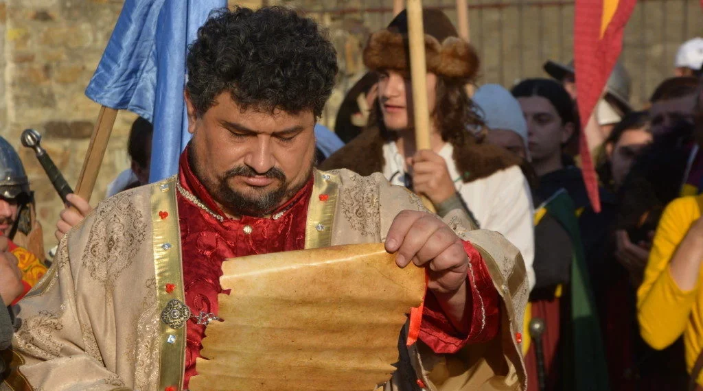 Directorul Muzeului Național al Bucovinei a spus că se va descotorosi de unele trupe de la Festivalul de Artă Medievală: ”Sunt trupe care nu au cei șapte ani de-acasă”
