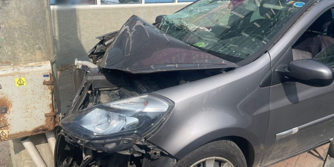 FOTO O șoferiță a dat cu mașina peste două femei și două copile, pe un trotuar de pe Calea Unirii. Autoturismul s-a oprit într-un stâlp