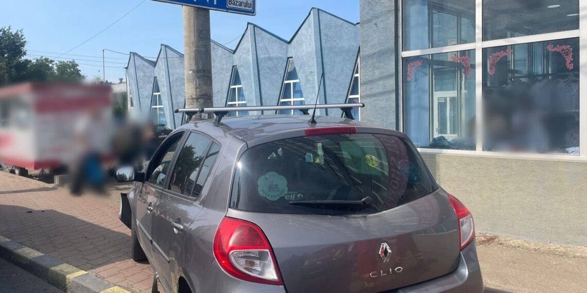 FOTO O șoferiță a dat cu mașina peste două femei și două copile, pe un trotuar de pe Calea Unirii. Autoturismul s-a oprit într-un stâlp