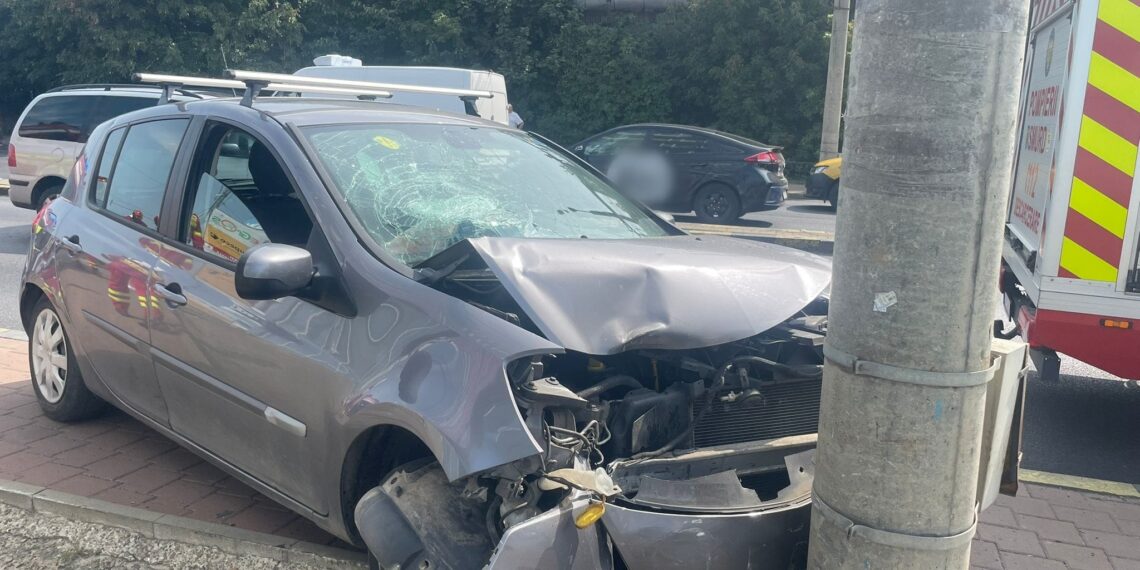 FOTO O șoferiță a dat cu mașina peste două femei și două copile, pe un trotuar de pe Calea Unirii. Autoturismul s-a oprit într-un stâlp