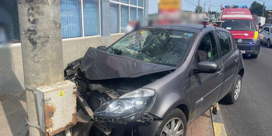 FOTO O șoferiță a dat cu mașina peste două femei și două copile, pe un trotuar de pe Calea Unirii. Autoturismul s-a oprit într-un stâlp
