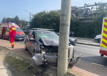 FOTO O șoferiță a dat cu mașina peste două femei și două copile, pe un trotuar de pe Calea Unirii. Autoturismul s-a oprit într-un stâlp