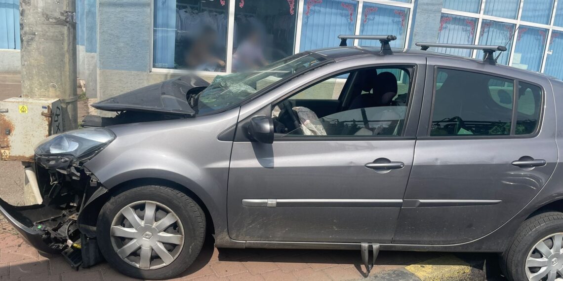 FOTO O șoferiță a dat cu mașina peste două femei și două copile, pe un trotuar de pe Calea Unirii. Autoturismul s-a oprit într-un stâlp