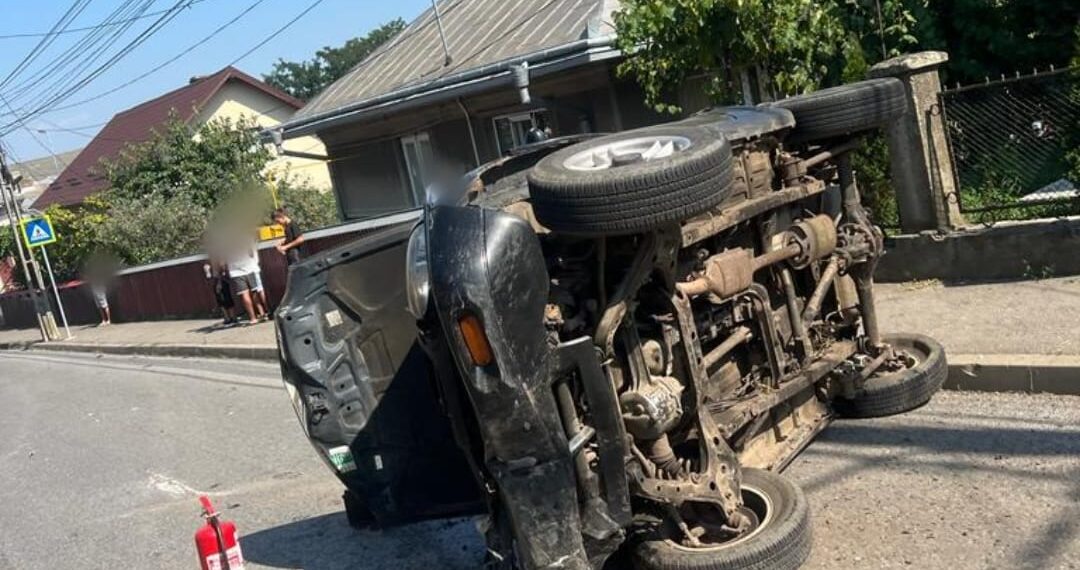 FOTO Trei autoturisme au fost implicate într-un accident rutier, pe raza localității Fălticeni. Doi bărbați au fost transportați la spital