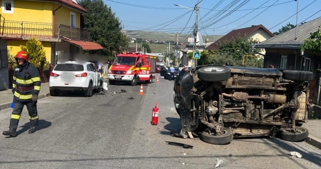 FOTO Trei autoturisme au fost implicate într-un accident rutier, pe raza localității Fălticeni. Doi bărbați au fost transportați la spital