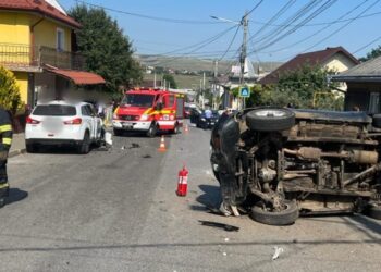 FOTO Trei autoturisme au fost implicate într-un accident rutier, pe raza localității Fălticeni. Doi bărbați au fost transportați la spital