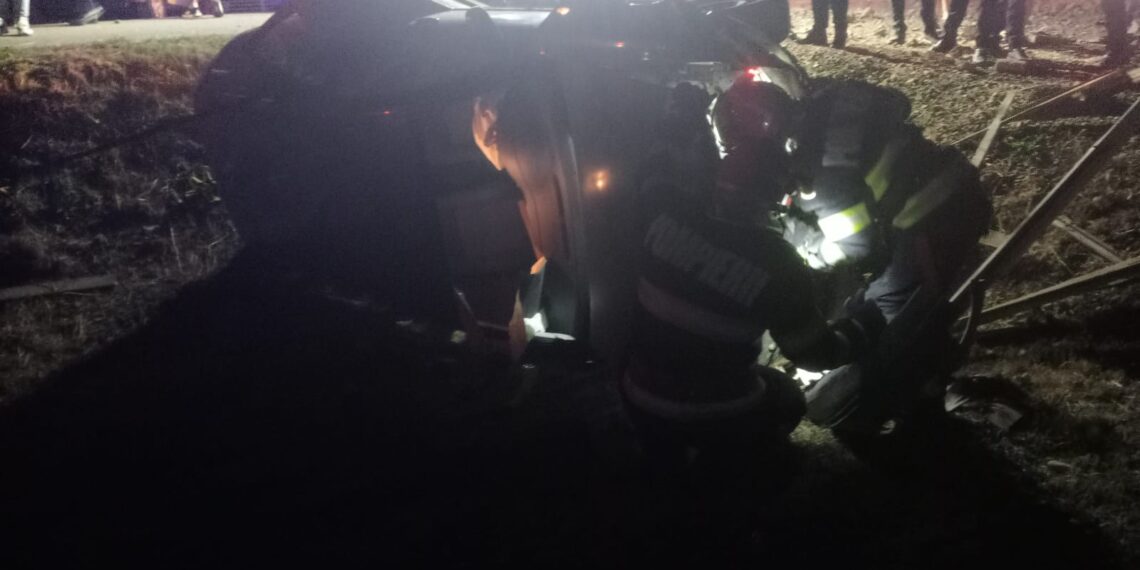 FOTO Accident rutier între localitățile Gura Humorului și Capu Câmpului. Șoferul în vârstă de 57 de ani al unei mașini ce s-a răsturnat în afara drumului a murit