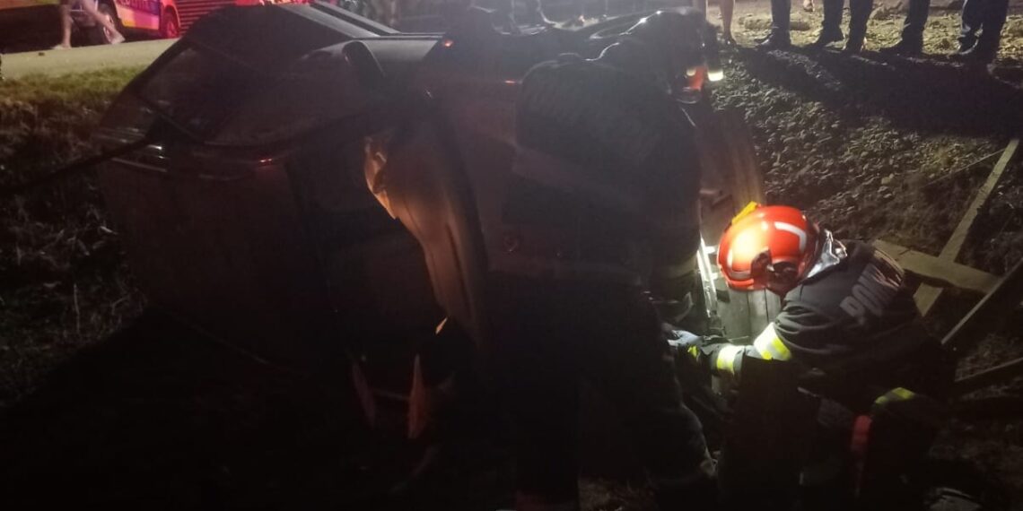 FOTO Accident rutier între localitățile Gura Humorului și Capu Câmpului. Șoferul în vârstă de 57 de ani al unei mașini ce s-a răsturnat în afara drumului a murit