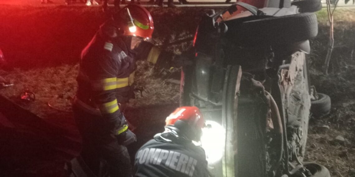 FOTO Accident rutier între localitățile Gura Humorului și Capu Câmpului. Șoferul în vârstă de 57 de ani al unei mașini ce s-a răsturnat în afara drumului a murit