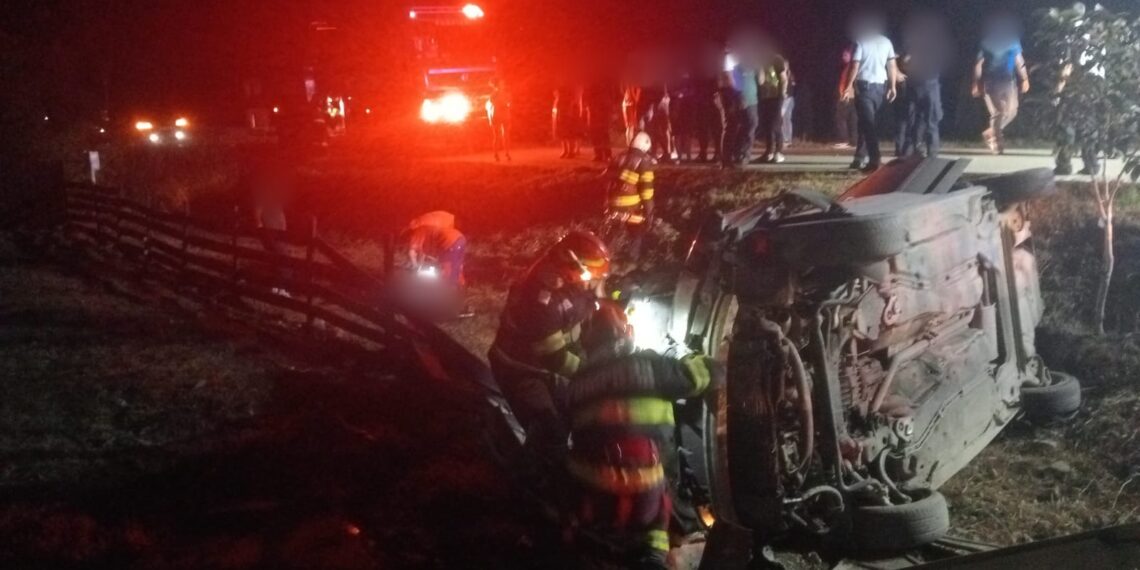 FOTO Accident rutier între localitățile Gura Humorului și Capu Câmpului. Șoferul în vârstă de 57 de ani al unei mașini ce s-a răsturnat în afara drumului a murit