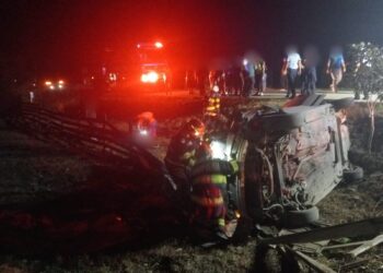 FOTO Accident rutier între localitățile Gura Humorului și Capu Câmpului. Șoferul în vârstă de 57 de ani al unei mașini ce s-a răsturnat în afara drumului a murit