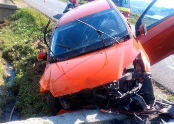 FOTO Un autoturism a ieșit în afara părții carosabile, pe raza localității Poiana Stampei. O femeie este transportată la spital