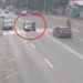 VIDEO O bătrână care fugea pe trecerea de pietoni de la Policlinică a fost lovită puternic de un autoturism