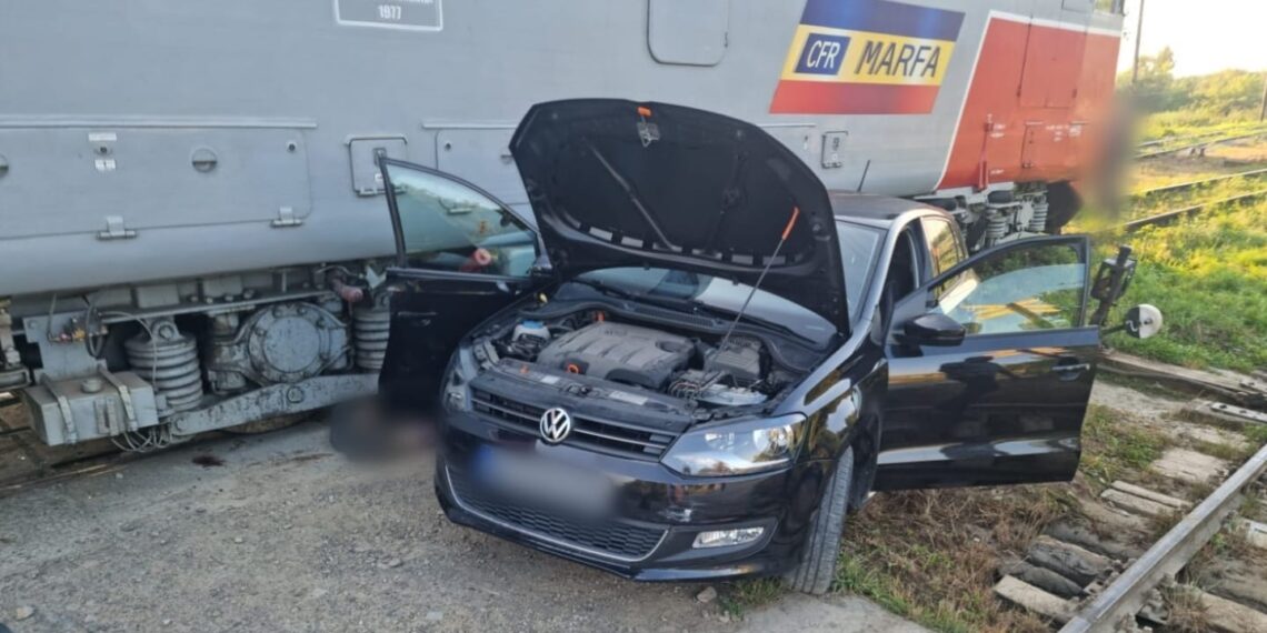 FOTO O femeie a murit, după ce mașina în care se afla a fost lovită de un marfar, pe raza comunei Mușenița