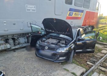FOTO O femeie a murit, după ce mașina în care se afla a fost lovită de un marfar, pe raza comunei Mușenița