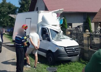 FOTO Doi bătrâni au fost loviți de o autoutilitară care depășea un biciclist, pe raza localității Vicovu de Sus. Un bătrân a murit, iar celălalt a fost transportat la spital
