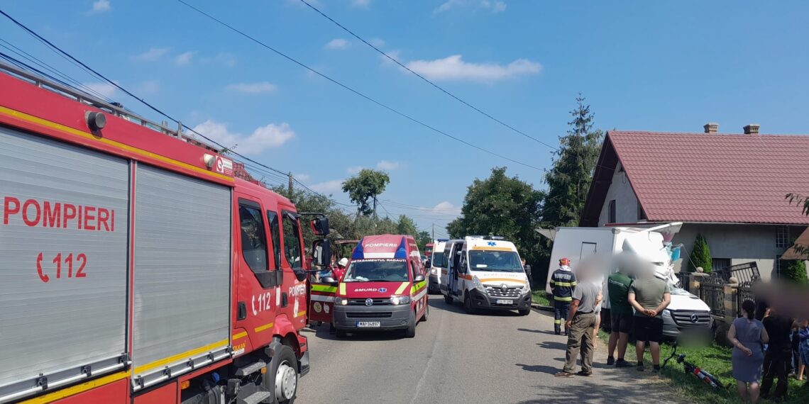 FOTO Doi bătrâni au fost loviți de o autoutilitară care depășea un biciclist, pe raza localității Vicovu de Sus. Un bătrân a murit, iar celălalt a fost transportat la spital