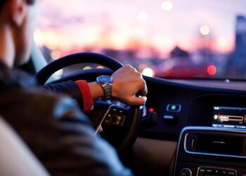 Polițiștii au depistat un adolescent de 17 ani la volanul unei dube, prin Frătăuții Noi. Tatăl minorului i-a încredințat mașina pentru a se plimba cu ea