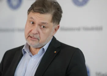 Un fost lider al PNL Suceava susține că ministrul Sănătății, Alexandru Rafila, i-a distrus familia, după ce i-a lăsat soția gravidă. Medicul trecut de 60 de ani s-a bucurat de femeia respectivă și după avort: ”Mi-a lăsat gravidă nevasta!”
