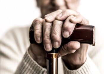 Pedeapsă micșorată pentru un individ care i-a furat cercelul de la urechea stângă unei bătrâne ce se deplasa cu ajutorul unei cârje