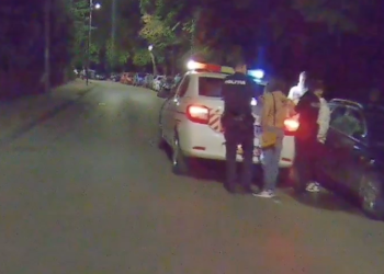 Urletele de ajutor ale unei tinere agresate de iubitul ei, sub geamurile unor blocuri din Suceava, au dat deșteptarea mai multor localnici, la miezul nopții. Polițiștii i-au lăsat în pace, după ce fata amorezată a negat cele întâmplate, alegând să mai stea cu individul