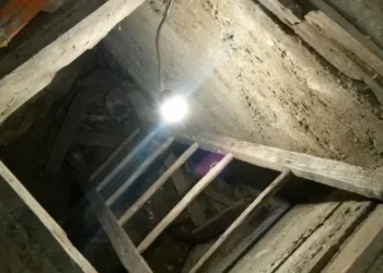 Un bărbat s-a strecurat în beciul unui vecin pentru a-i ”gusta” băuturile alcoolice. Proprietarul l-a prins pe individ în stare de ebrietate