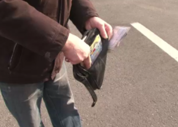 Un bărbat din Liteni a furat o borsetă cu peste 10.000 de euro, din toaleta stației peco OMV din Burdujeni