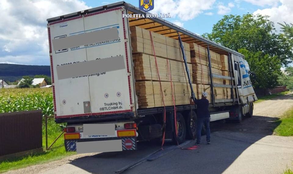 FOTO Polițiștii suceveni au confiscat un camion care transporta ilegal peste 56 de metri cubi de cherestea