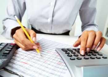 Contabila de la Primăria Valea Moldovei, care a furat 367.404 lei din fondurile trezoreriei, a scăpat basma curată. Aceasta trebuie să returneze suma de bani