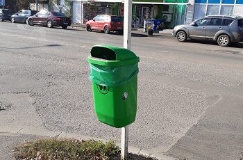Un moșneag din Bosanci a fost amendat cu 2.000 de lei pentru că a luat la șuturi un coș de gunoi din stația de autobuz Orizont