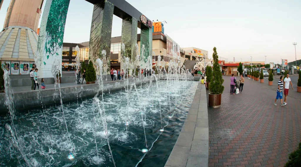 Un sucevean de 57 de ani a furat un rucsac în care se afla suma de 6.000 de lei, ce a fost uitat lângă fântâna arteziană de la Iulius Mall Suceava