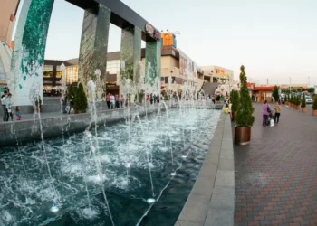 Un sucevean de 57 de ani a furat un rucsac în care se afla suma de 6.000 de lei, ce a fost uitat lângă fântâna arteziană de la Iulius Mall Suceava