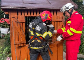 FOTO Pompierii au salvat o femeie care a căzut într-o fântână din localitatea Liteni
