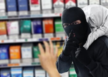 Un puști de 17 ani a spart un magazin din Horodnic de Sus. Hoțul a furat două cartușe de Kent, bere și sucuri. Până să acționeze, hoțul a stat două ore și jumătate ascuns într-o mansardă