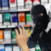 Un puști de 17 ani a spart un magazin din Horodnic de Sus. Hoțul a furat două cartușe de Kent, bere și sucuri. Până să acționeze, hoțul a stat două ore și jumătate ascuns într-o mansardă