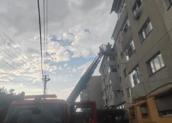 FOTO Panică într-un bloc din Fălticeni, din cauza unui incendiu izbucnit în interiorul unui apartament în care nu se afla nicio persoană. Două femei au suferit atac de panică
