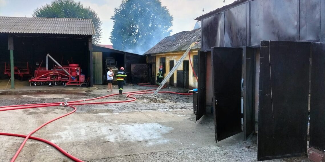 VIDEO Pompierii militari au intervenit cu trei autospeciale de stingere și o autoscară mecanică la un incendiu în cartierul Ițcani