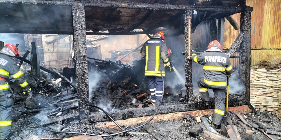 VIDEO Pompierii militari au intervenit cu trei autospeciale de stingere și o autoscară mecanică la un incendiu în cartierul Ițcani