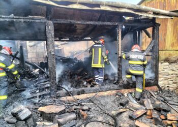 VIDEO Pompierii militari au intervenit cu trei autospeciale de stingere și o autoscară mecanică la un incendiu în cartierul Ițcani