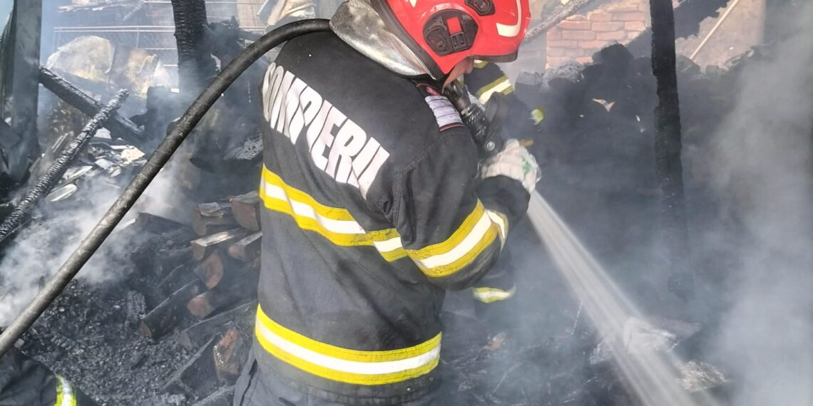 VIDEO Pompierii militari au intervenit cu trei autospeciale de stingere și o autoscară mecanică la un incendiu în cartierul Ițcani