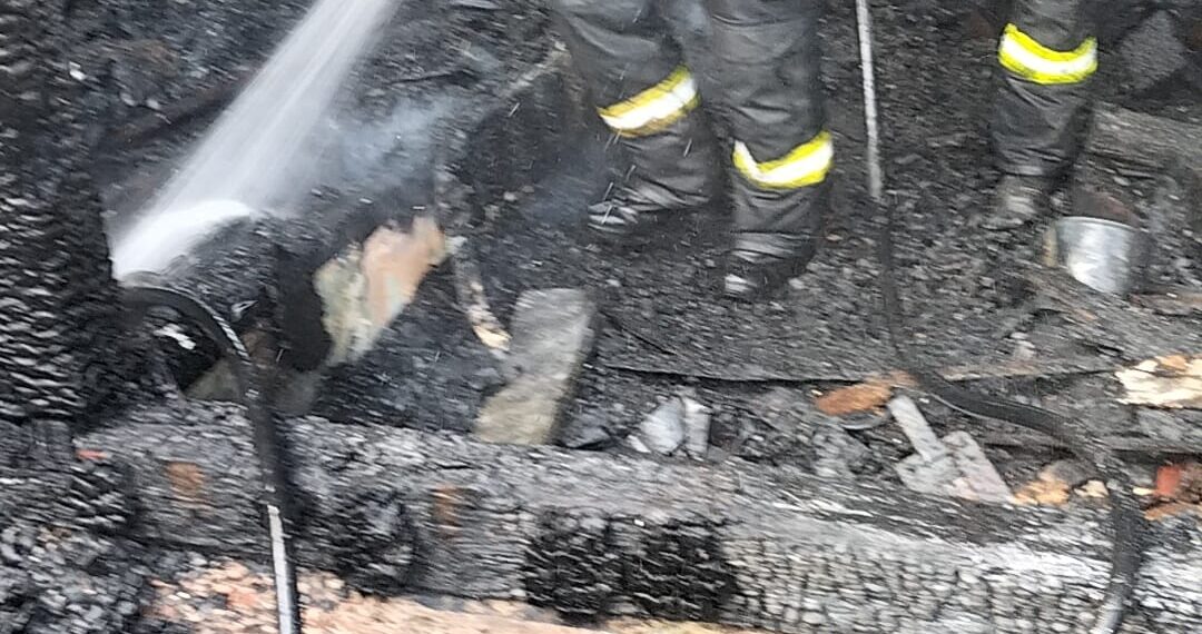 VIDEO Pompierii militari au intervenit cu trei autospeciale de stingere și o autoscară mecanică la un incendiu în cartierul Ițcani
