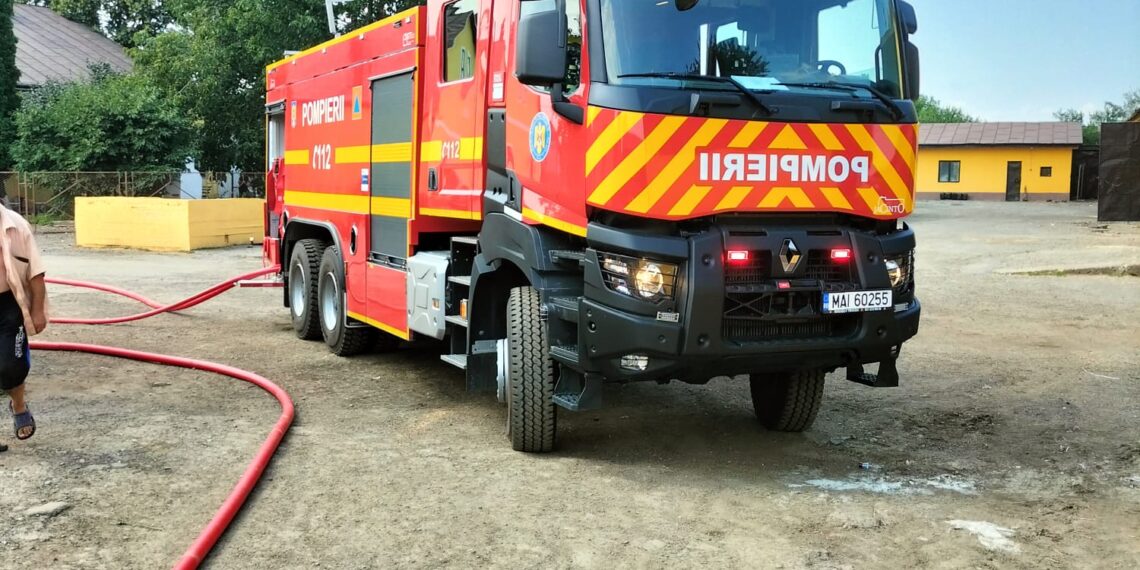 VIDEO Pompierii militari au intervenit cu trei autospeciale de stingere și o autoscară mecanică la un incendiu în cartierul Ițcani
