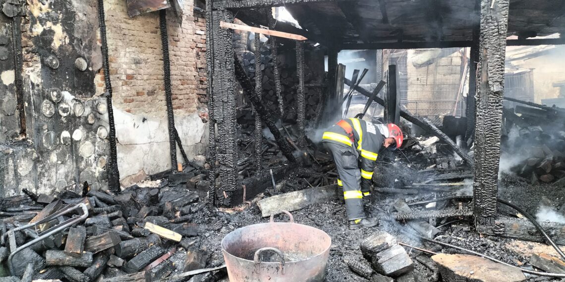 VIDEO Pompierii militari au intervenit cu trei autospeciale de stingere și o autoscară mecanică la un incendiu în cartierul Ițcani